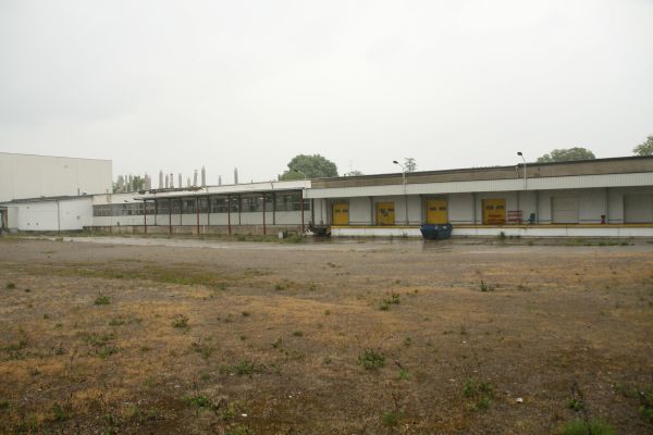 Rückansicht der Halle mit Laderampen