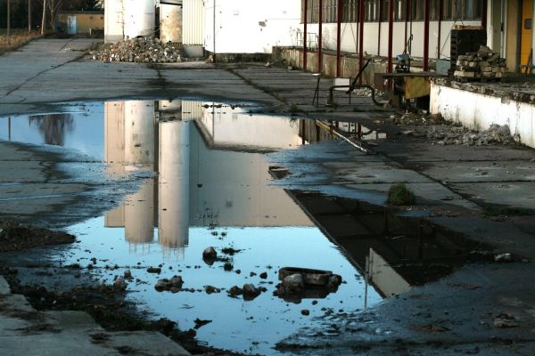 Hofansicht mit stehendem Wasser auf Grund des defekten Abwassersystem