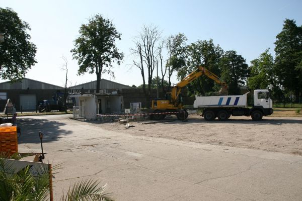 Bagger belädt LKW mit Bauschutt des Pförtnerhäuschens
