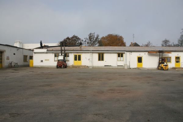 Ansicht Bürobaracke vom Parkplatz