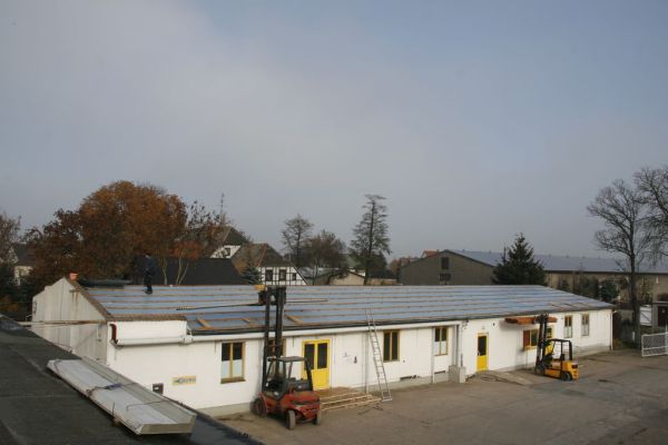 Ansicht Bürobaracke frontal vom Hallendach aus.