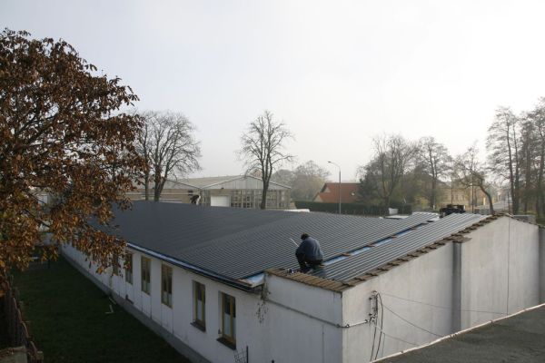 Rückansicht Bürobaracke mit fast fertigem Dach.