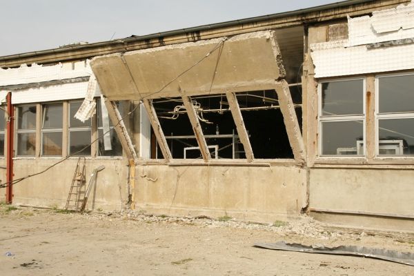 die Wand fällt dank schwerer Technik