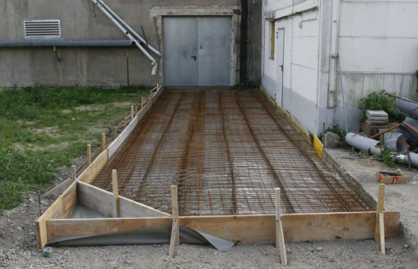 Schalung mit Metalleinlage für Bodenplatte der Einfahrt