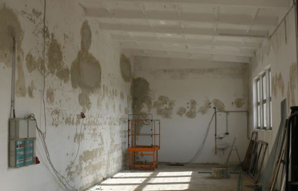 alte Kabelbahnen wurden entfernt und entstandene Löcher verputzt