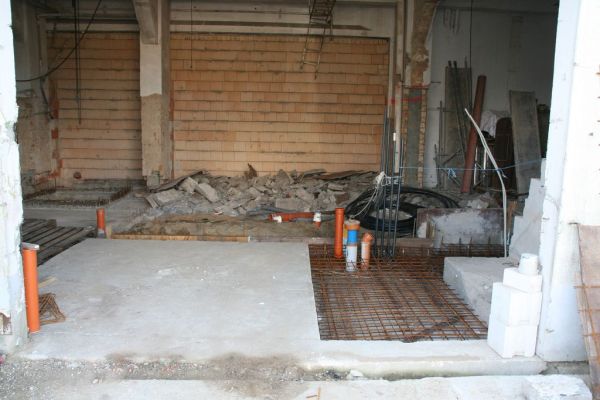 Aufbruch der alten Betondecke zur flächendeckenden Erweiterung und Begradigung des gesammten Fundamentes am Haupttor des Turmes. 
