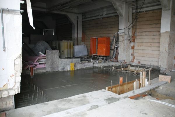 Guss Fundament Wasserboiler mit Aussparung für den späteren Fahrstuhlschacht.