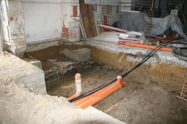 Freilegung der ursprünglichen Fundamente zur Verstärkung derer.