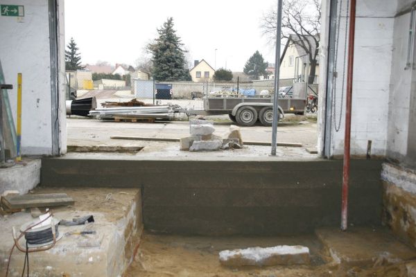 Verstärkung des Fundamentes des Haupttores sowie Deckenanstützung währenddessen.