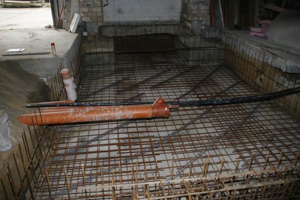 Vorbereitung für das Fundament des Wasserboilers. Erste sind Stahlgeflechte sichtbar.
