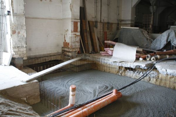 Erste Betonschicht wird gegossen.