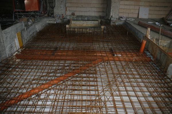 Rohre zur Wasserversorgung werden eingezogen sowie weitere Metallgeflechte zur Stabilisierung des Fundamentes installiert.