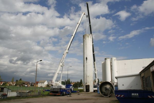 Silo wird mit 2 Kränen ausgehoben.