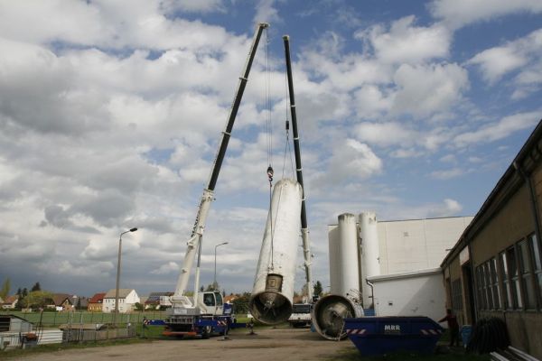 Silo wird umgelegt auf den Boden.