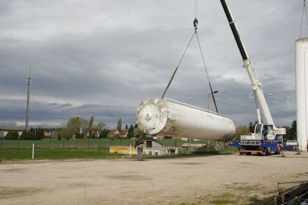 Silo schwebend in der Luft über dem Boden.