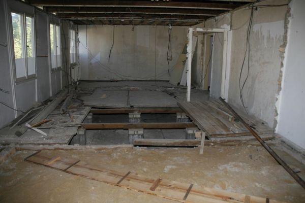 Durch rausreißen der Fußböden entstandenes Loch, welches den Unterbau der Böden offenbart.
