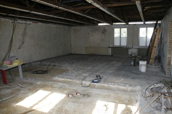 Abtragung des alten Bodens inklusive der Terrazzoplatten als Vorbereitung für den Neubau.