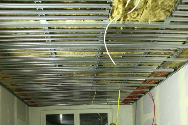 Installation des Grundgerüstes der Heizung an der Decke.