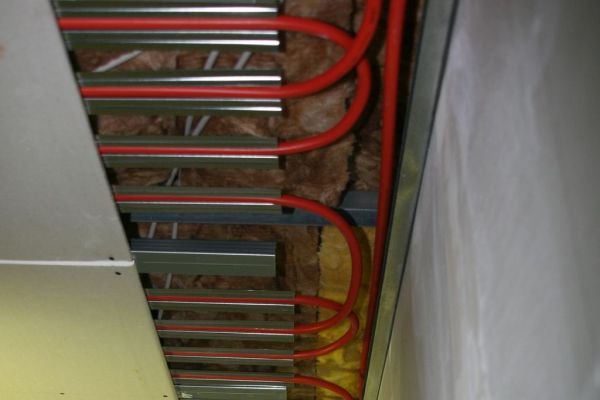 Gebogene Rohre am Randbereich der Decke mit Überlappungen.