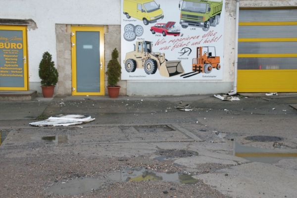 Styropor und Dachpappe auf dem Hof.
