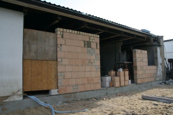 Neue Außenwand mit Fenstervorbereitung.