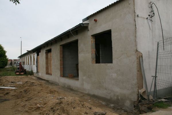 Fertig verputzte Außenwand. Rückansicht der Baracke.