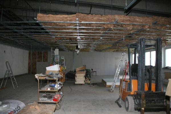 Die alte Decke wurde komplett rausgerissen und durch neuste Baustandards ersetzt.