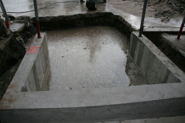 Durch Starkregen vollgelaufenes Fundament des Wasserboilers.