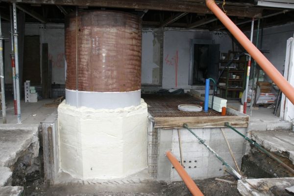 Eingesetzter Wasserboiler mit bereits fertiger Dämmung.