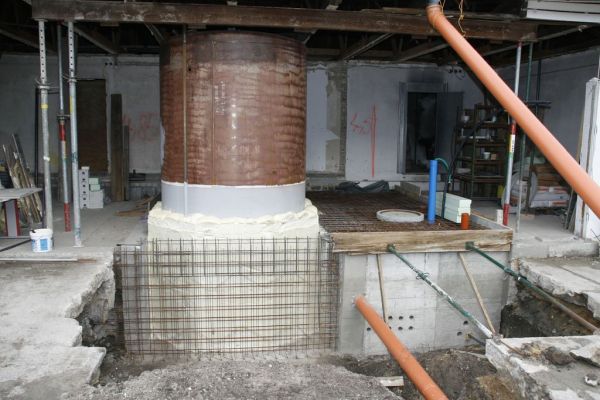 Das Metallgeflecht für die äußere Boilerwand entstand.