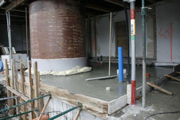 Der Fußboden um den Boiler herum wurde ebenso ausgegossen und begradigt.