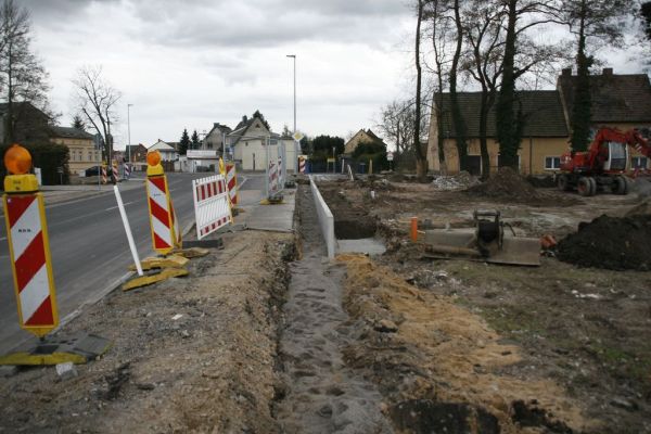 Bereinigung der Grundstücksgrenze mit Installation des Tores und der neuen Zäune im Außenbereich.
