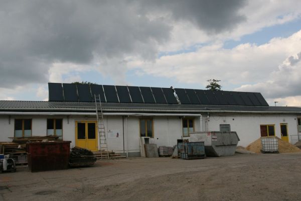 Die erste Reihe der Kollektoren ist fast fertig installiert.