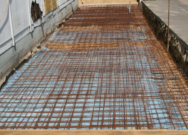 Vorbereitung zum gießen der verlängerten Bodenplatte. Das Metallgeflecht ist schon eingelassen.