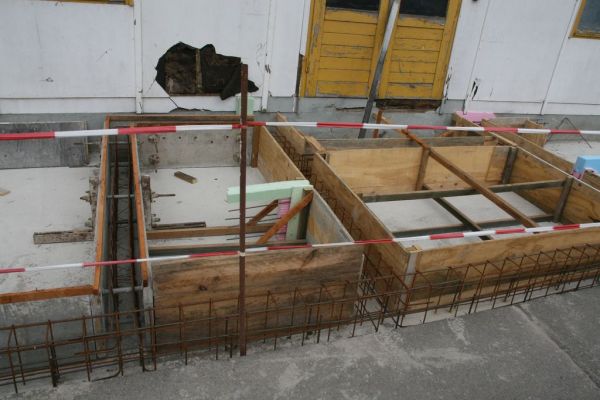 Vorbereitete Schalung für die neuen Fundamente der Außen- und Innenmauern.