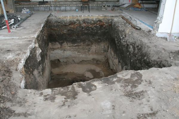 Vorbereitetes Loch für Fundament des Betonkellers.
