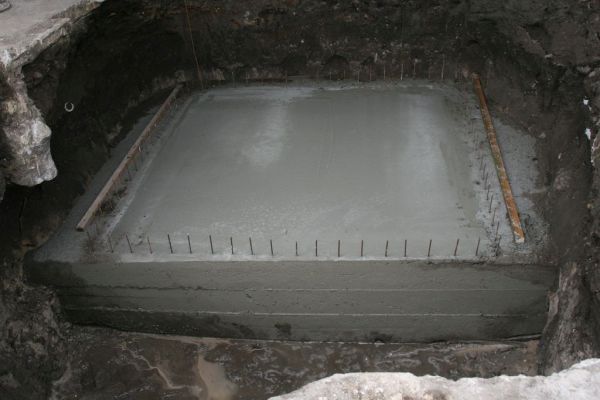 Fundament für Wasserboiler mit Metallgeflecht für noch zu gießende Wände.