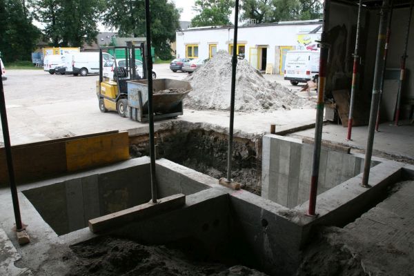 Fertige Fundamente des Betonkellers. 