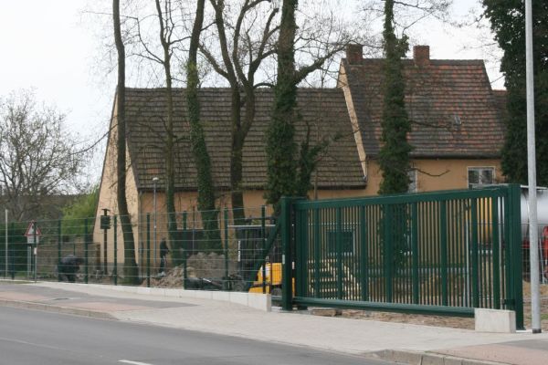 Ansicht von der Straße aus auf das neue Tor.