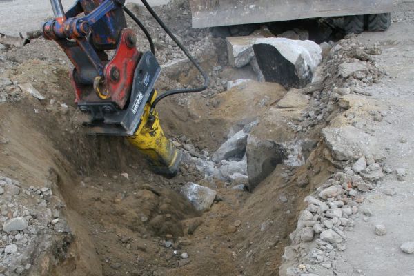 Der Versuch der Entfernung eines der alten Fundamente mit dem Stämmhammer.