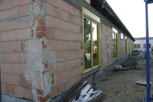 Nordseite mit neueingebauten Fenstern sowie fertigem Ringanker.