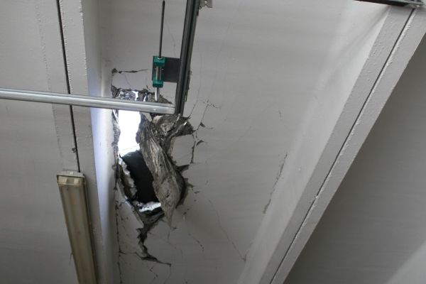 Loch im Dach von unten in der Werkstatt