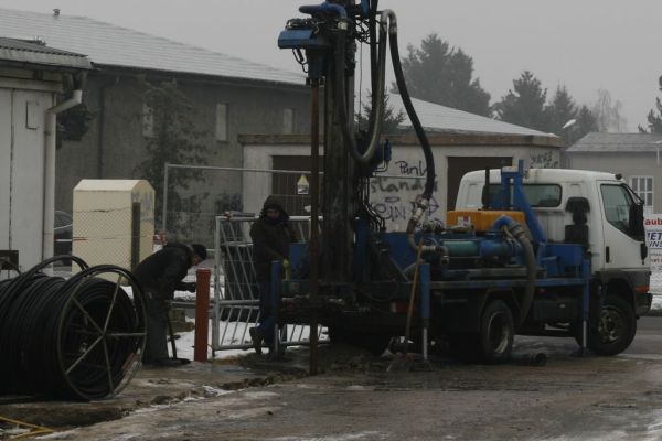 Brunnenbohrerfahrzeug beim bohren.