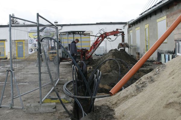 Baggerarbeiten vor der Baracke.