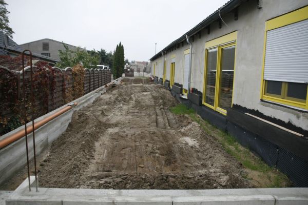 Beginn der Aufschüttung der Terrasse mit Erdaushub.