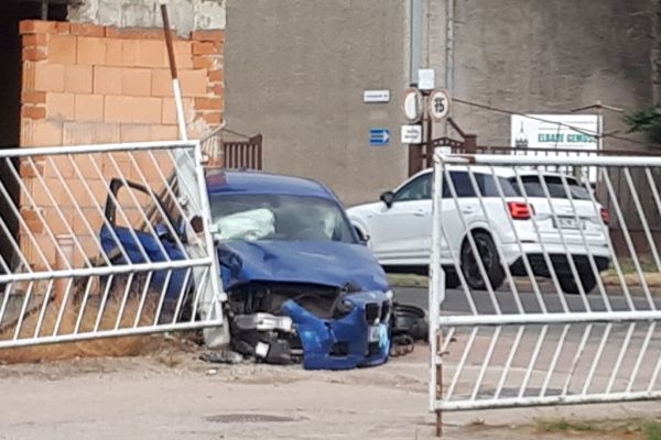 Verunfalltes Auto an der Einfahrt zum Grundstück.