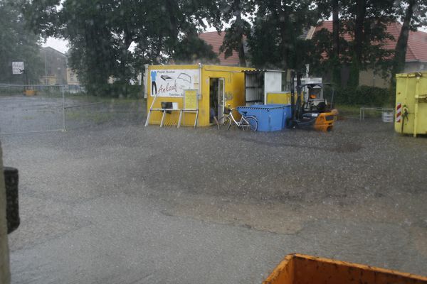 Überschwemmung auf dem Hof.