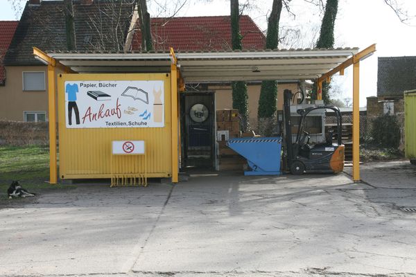 Eine Überdachung für den Papierankauf.
