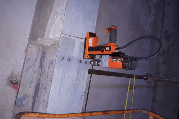 Einbau der Stahlkonstruktion im Turm.