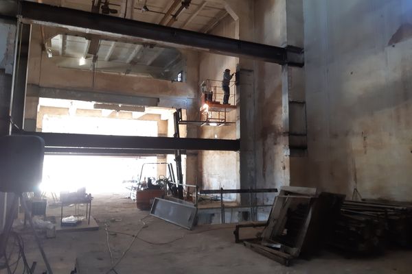 Einbau der Stahlkonstruktion im Turm.